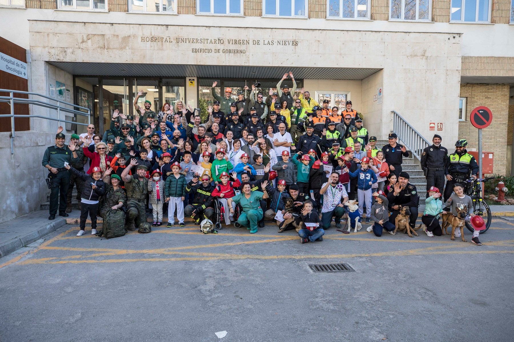 Agentes de Policía Local y Nacional, Guardia Civil, Bomberos, Protección Civil, Agentes Medioambientales e Infoca y Ejercito de Aire y Tierra y personal de Emergencias participan en esta actividad promovida por la Asociación Sonrisas