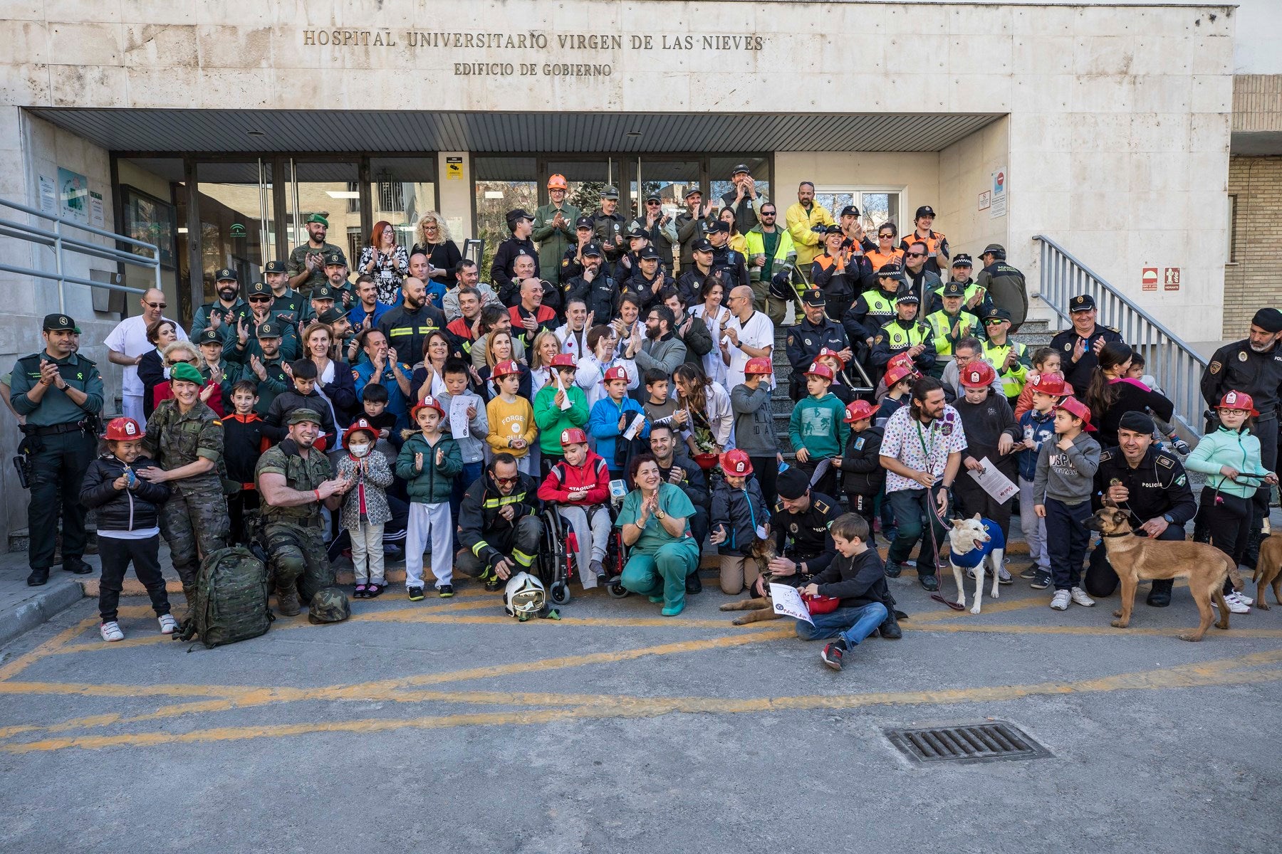 Agentes de Policía Local y Nacional, Guardia Civil, Bomberos, Protección Civil, Agentes Medioambientales e Infoca y Ejercito de Aire y Tierra y personal de Emergencias participan en esta actividad promovida por la Asociación Sonrisas