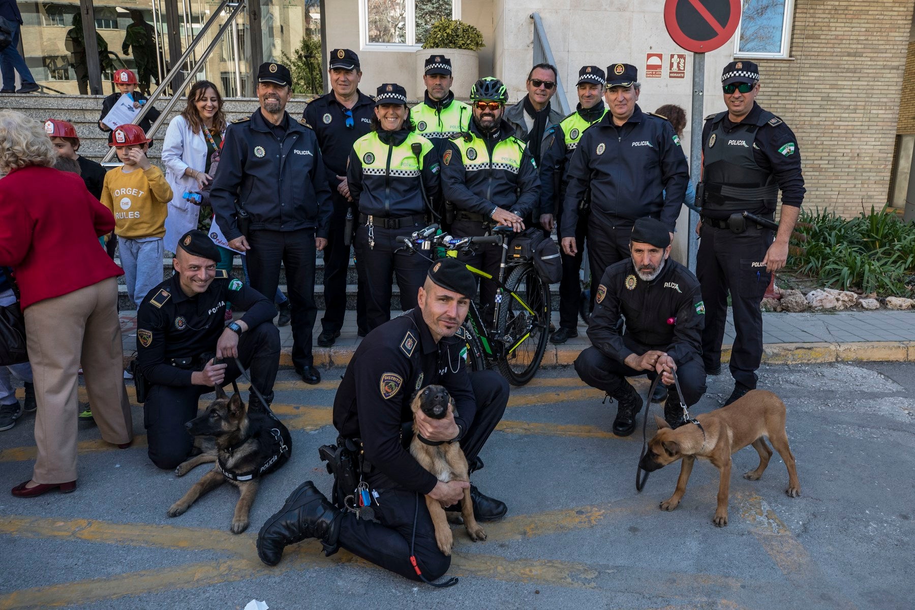 Agentes de Policía Local y Nacional, Guardia Civil, Bomberos, Protección Civil, Agentes Medioambientales e Infoca y Ejercito de Aire y Tierra y personal de Emergencias participan en esta actividad promovida por la Asociación Sonrisas