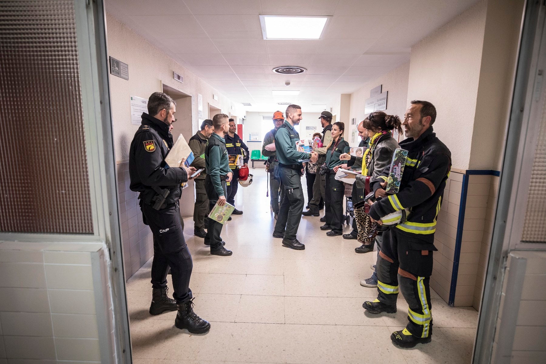 Agentes de Policía Local y Nacional, Guardia Civil, Bomberos, Protección Civil, Agentes Medioambientales e Infoca y Ejercito de Aire y Tierra y personal de Emergencias participan en esta actividad promovida por la Asociación Sonrisas