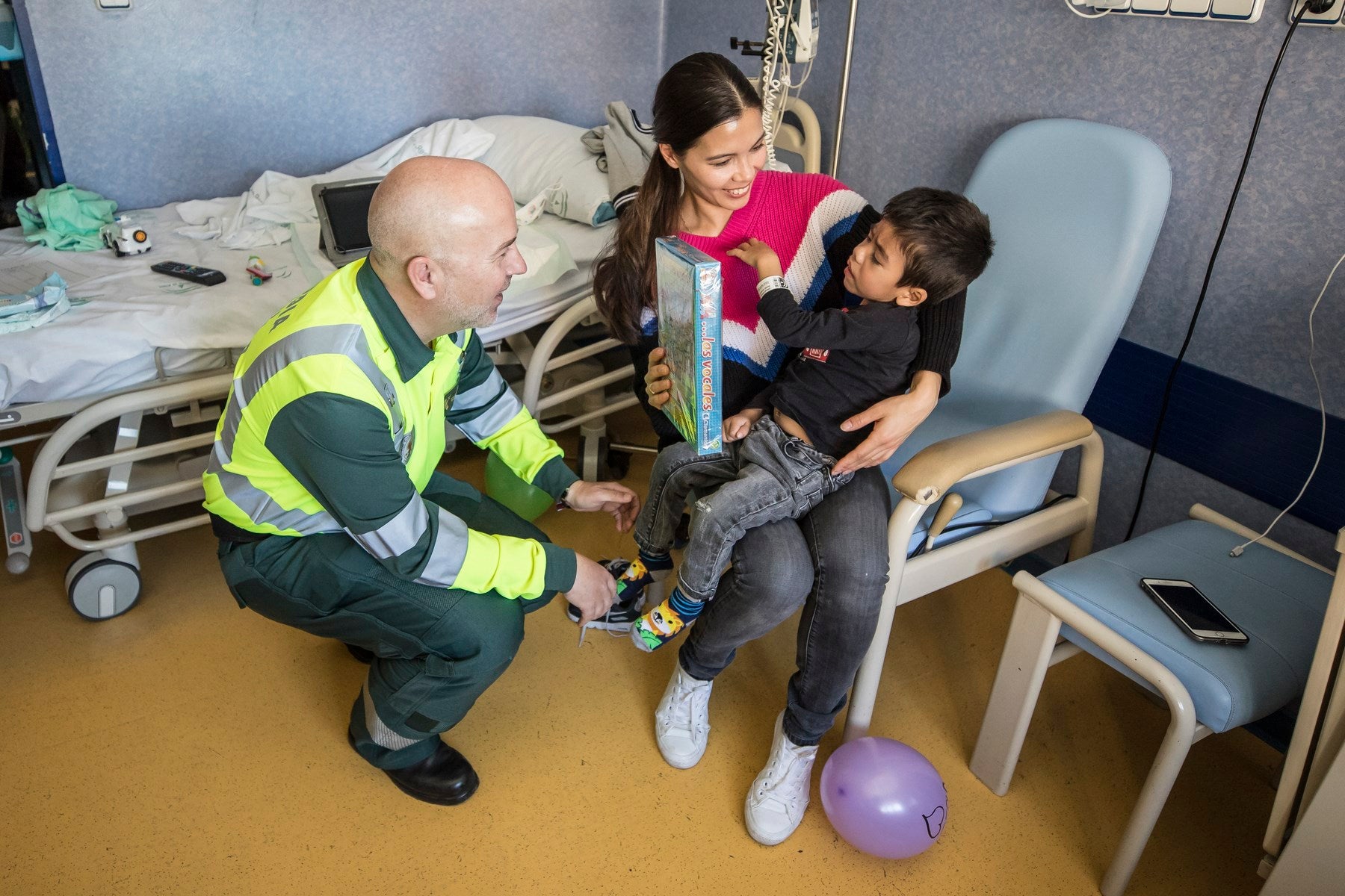 Agentes de Policía Local y Nacional, Guardia Civil, Bomberos, Protección Civil, Agentes Medioambientales e Infoca y Ejercito de Aire y Tierra y personal de Emergencias participan en esta actividad promovida por la Asociación Sonrisas