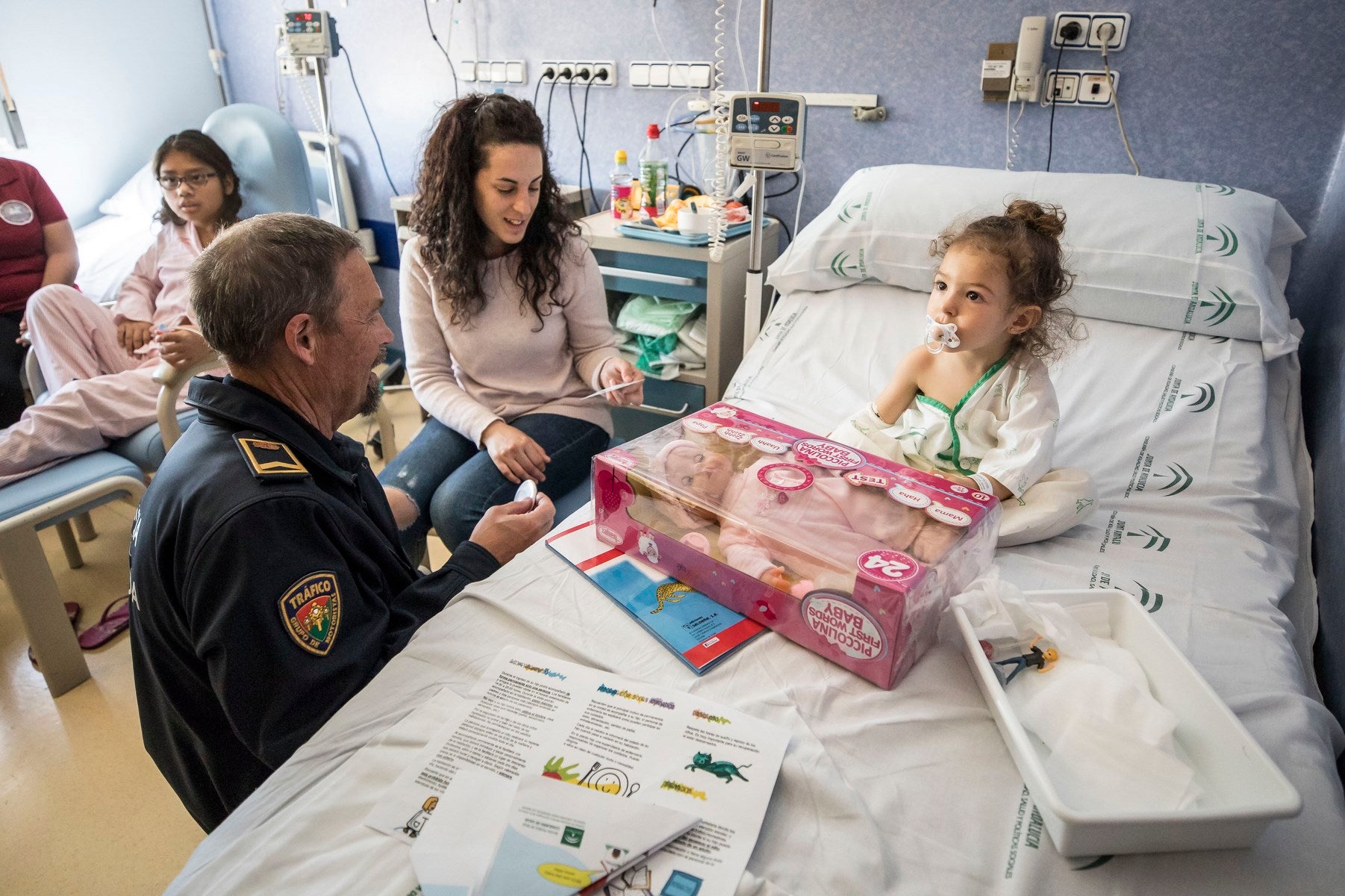 Agentes de Policía Local y Nacional, Guardia Civil, Bomberos, Protección Civil, Agentes Medioambientales e Infoca y Ejercito de Aire y Tierra y personal de Emergencias participan en esta actividad promovida por la Asociación Sonrisas