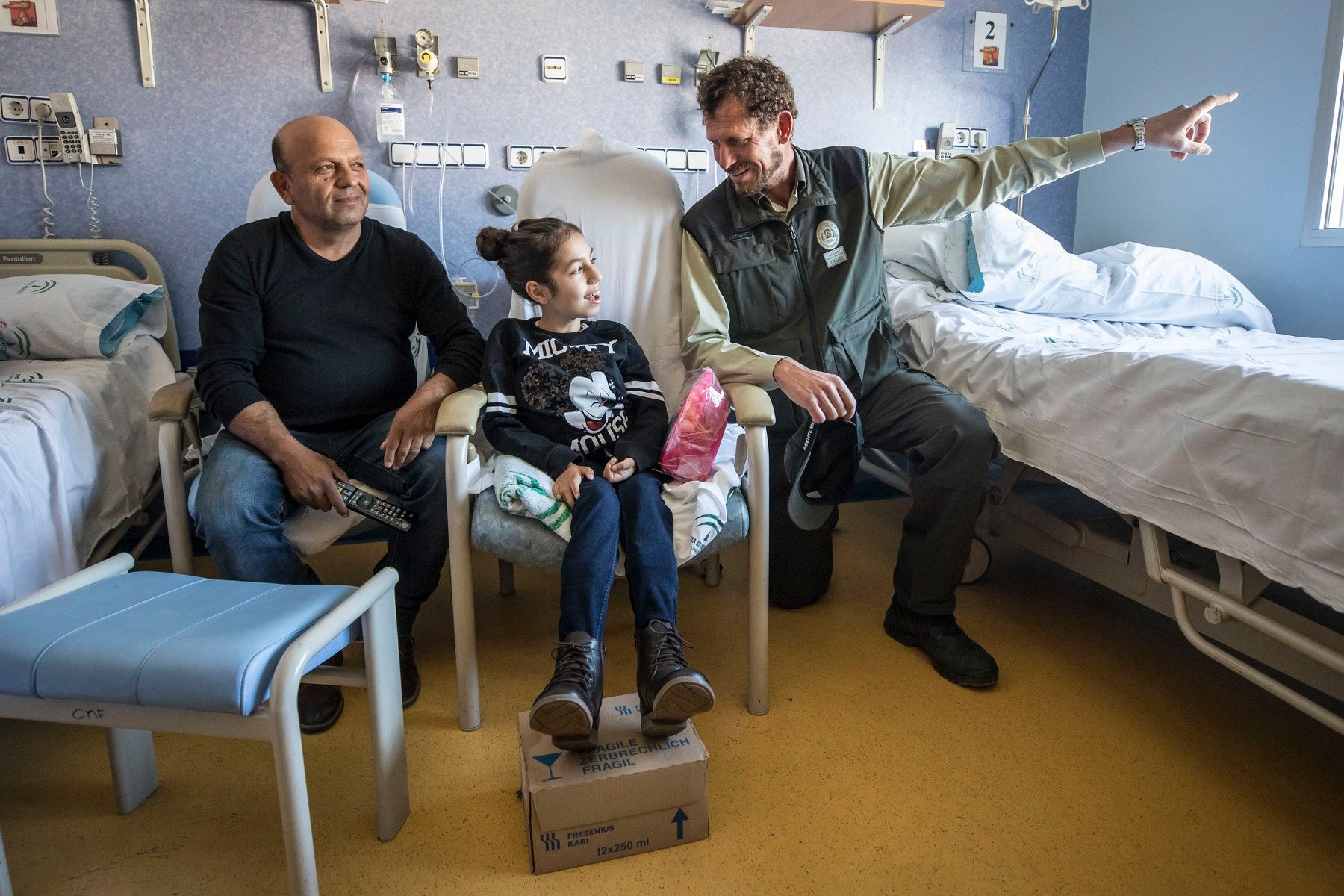 Agentes de Policía Local y Nacional, Guardia Civil, Bomberos, Protección Civil, Agentes Medioambientales e Infoca y Ejercito de Aire y Tierra y personal de Emergencias participan en esta actividad promovida por la Asociación Sonrisas