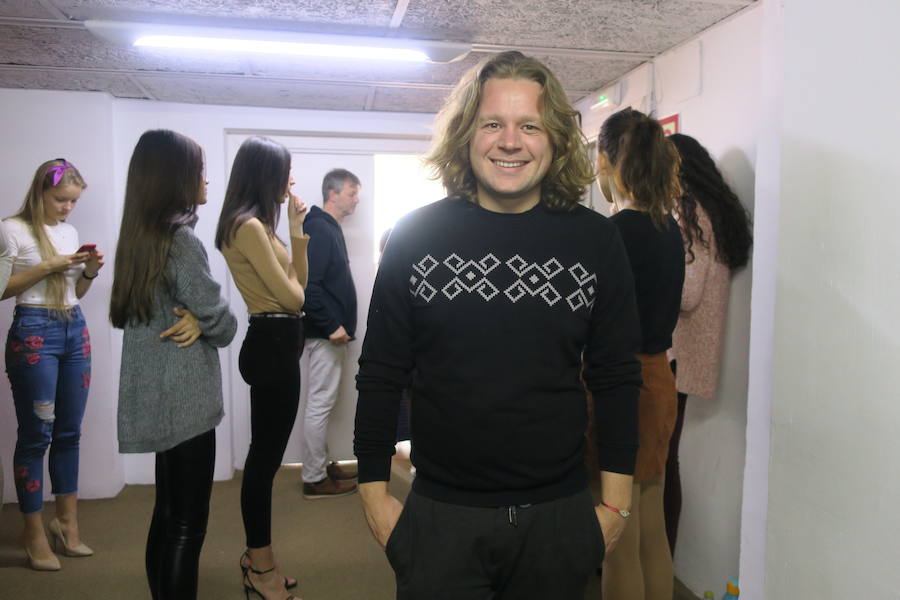 El modisto moldavo Evgheni Hudorojcov, ayer entre modelos durante el ensayo.