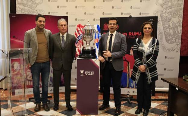 Eduardo Castillo, José Manuel Molina Maza, Paco Cuenca y Raquel Ruz (de derecha a izquierda) posan con la Copa de la Reina y las camisetas de Atlético y Real Sociedad. 