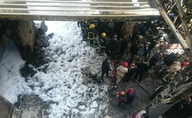 Imagen principal - Sube a 25 la cifra de muertos por el accidente en la estación de tren de El Cairo