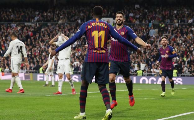 Luis Suárez celebra con Dembélé el gol que cerró la cuenta del Barça. 