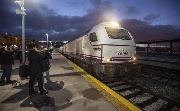 El Talgo, saliendo de la estacón de Granada el pasado mes de noviembre