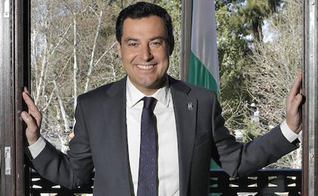 Juan Manuel Moreno posa en la sede del Gobierno andaluz. 