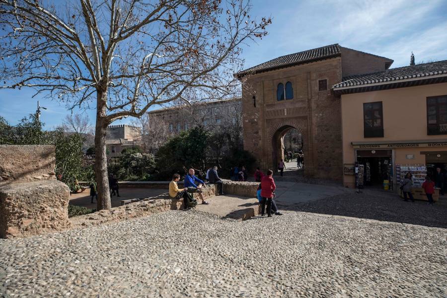 Algunos años el Día de Andalucía se ha celebrado bajo un manto blanco. La nieves este febrero de 2019 se divisa de lejos en Sierra Nevada con un sol de justicia y temepraturas de lo más cálidas para esta época de la año.