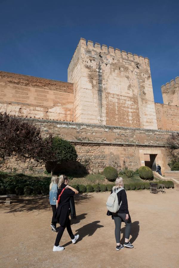 Algunos años el Día de Andalucía se ha celebrado bajo un manto blanco. La nieves este febrero de 2019 se divisa de lejos en Sierra Nevada con un sol de justicia y temepraturas de lo más cálidas para esta época de la año.