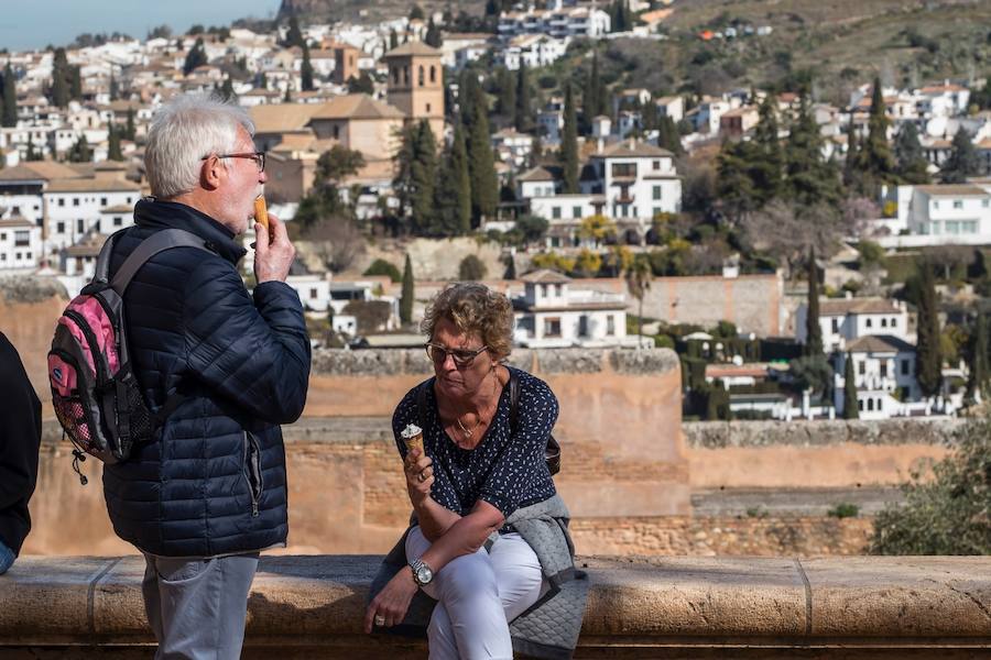 Algunos años el Día de Andalucía se ha celebrado bajo un manto blanco. La nieves este febrero de 2019 se divisa de lejos en Sierra Nevada con un sol de justicia y temepraturas de lo más cálidas para esta época de la año.