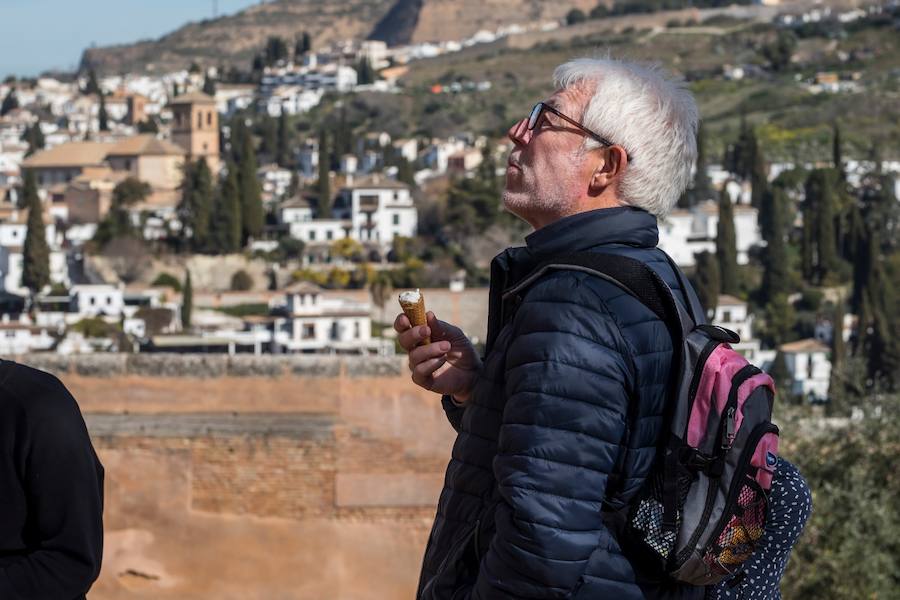 Algunos años el Día de Andalucía se ha celebrado bajo un manto blanco. La nieves este febrero de 2019 se divisa de lejos en Sierra Nevada con un sol de justicia y temepraturas de lo más cálidas para esta época de la año.