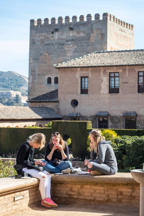 Algunos años el Día de Andalucía se ha celebrado bajo un manto blanco. La nieves este febrero de 2019 se divisa de lejos en Sierra Nevada con un sol de justicia y temepraturas de lo más cálidas para esta época de la año.