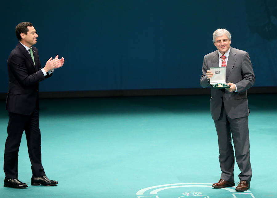 Moreno y Bosquet entregan el título de hijo predilecto al empresario almeriensa Martínez-Cosentino y las medallas al músico granadino Heras-Casado, la cantante Pastora Soler y la actriz Inma Cuesta