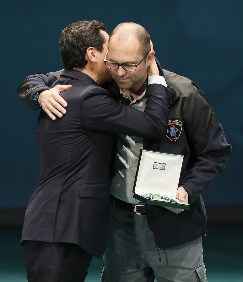 Moreno y Bosquet entregan el título de hijo predilecto al empresario almeriensa Martínez-Cosentino y las medallas al músico granadino Heras-Casado, la cantante Pastora Soler y la actriz Inma Cuesta