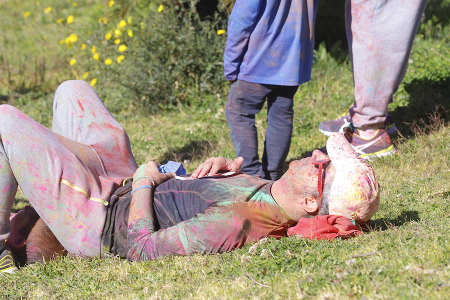 Han sido muchas las familias con niños que se han animado así a empezar el Día de Andalucía corriendo entre polvos de colores. En total, más de 4.000 personas