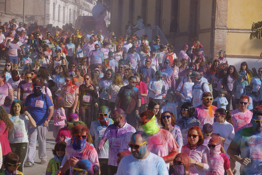 Han sido muchas las familias con niños que se han animado así a empezar el Día de Andalucía corriendo entre polvos de colores. En total, más de 4.000 personas