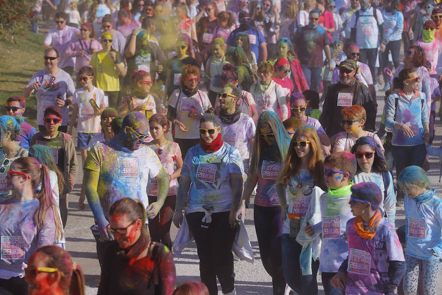 Han sido muchas las familias con niños que se han animado así a empezar el Día de Andalucía corriendo entre polvos de colores. En total, más de 4.000 personas