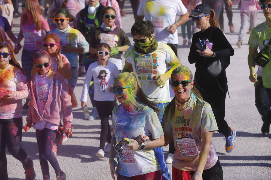 Han sido muchas las familias con niños que se han animado así a empezar el Día de Andalucía corriendo entre polvos de colores. En total, más de 4.000 personas