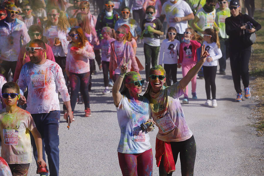 Han sido muchas las familias con niños que se han animado así a empezar el Día de Andalucía corriendo entre polvos de colores. En total, más de 4.000 personas