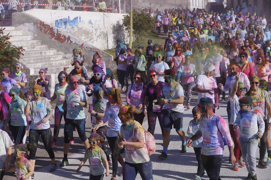 Han sido muchas las familias con niños que se han animado así a empezar el Día de Andalucía corriendo entre polvos de colores. En total, más de 4.000 personas