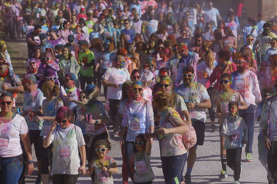 Han sido muchas las familias con niños que se han animado así a empezar el Día de Andalucía corriendo entre polvos de colores. En total, más de 4.000 personas