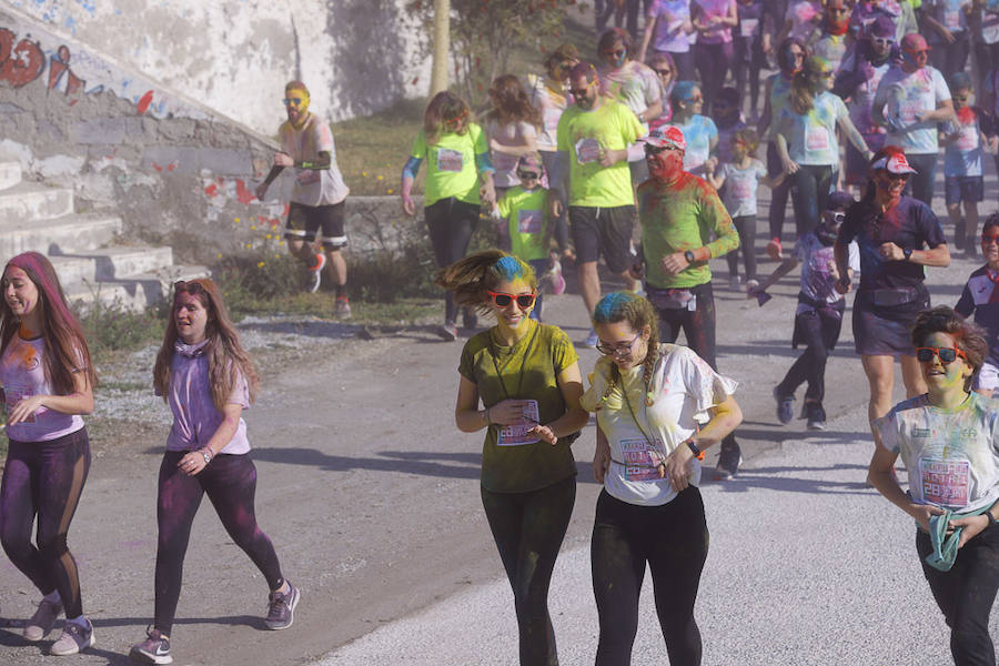 Han sido muchas las familias con niños que se han animado así a empezar el Día de Andalucía corriendo entre polvos de colores. En total, más de 4.000 personas