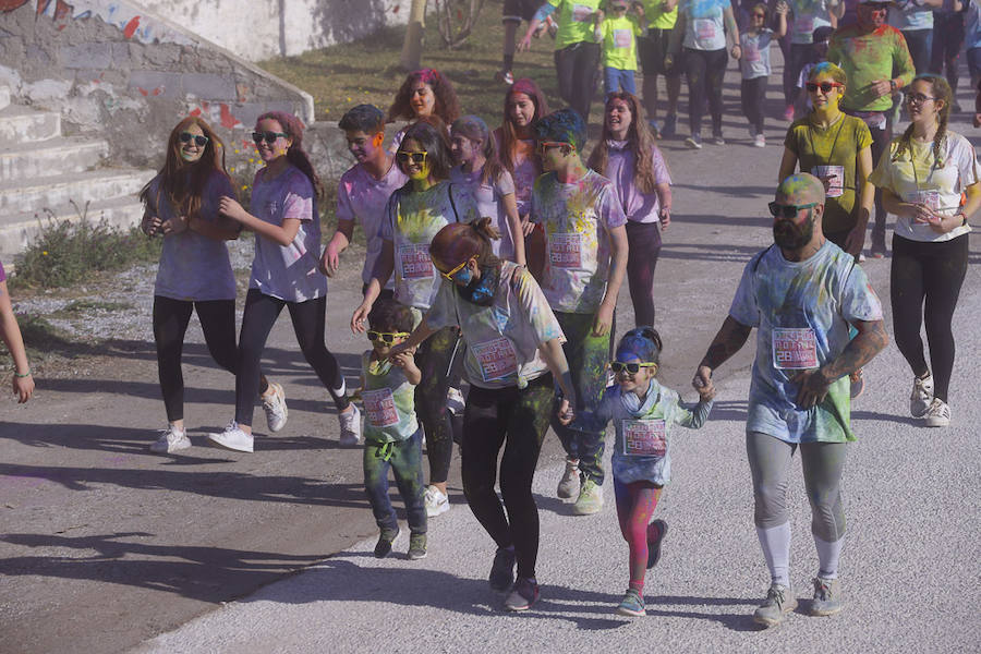 Han sido muchas las familias con niños que se han animado así a empezar el Día de Andalucía corriendo entre polvos de colores. En total, más de 4.000 personas