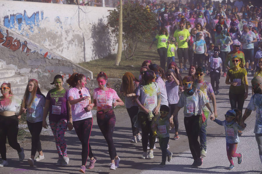 Han sido muchas las familias con niños que se han animado así a empezar el Día de Andalucía corriendo entre polvos de colores. En total, más de 4.000 personas