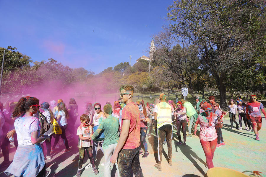 Han sido muchas las familias con niños que se han animado así a empezar el Día de Andalucía corriendo entre polvos de colores. En total, más de 4.000 personas