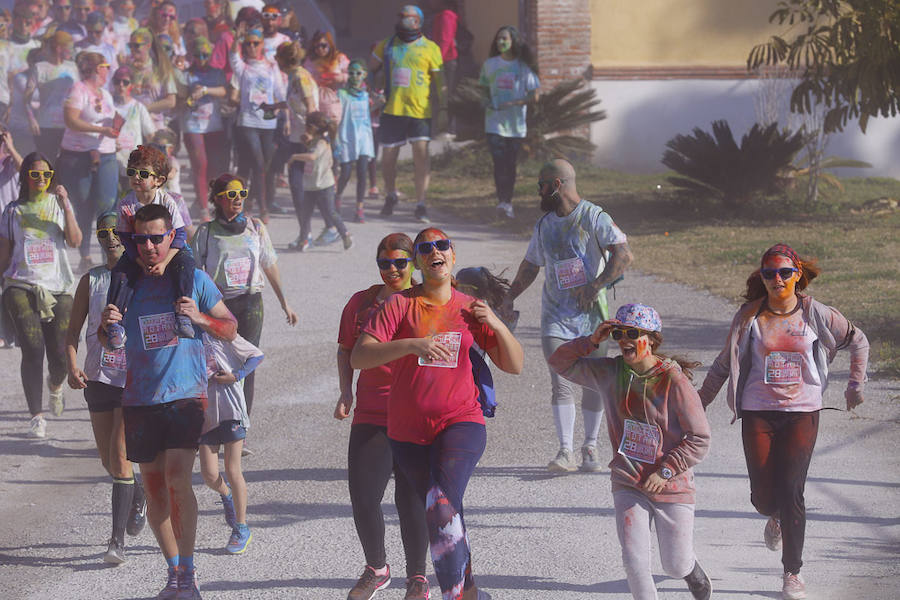 Han sido muchas las familias con niños que se han animado así a empezar el Día de Andalucía corriendo entre polvos de colores. En total, más de 4.000 personas