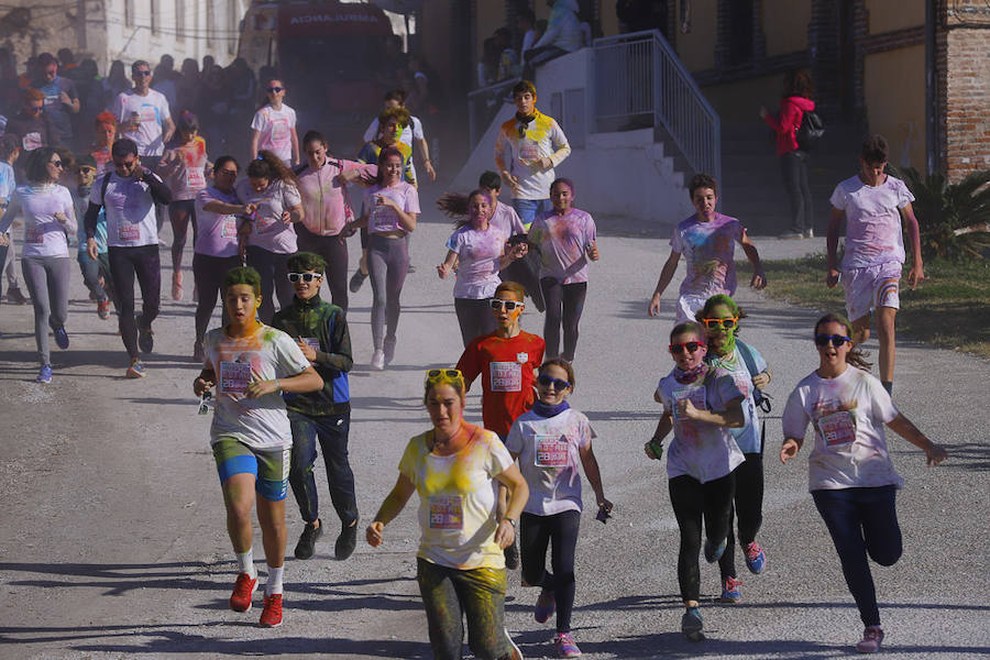 Han sido muchas las familias con niños que se han animado así a empezar el Día de Andalucía corriendo entre polvos de colores. En total, más de 4.000 personas