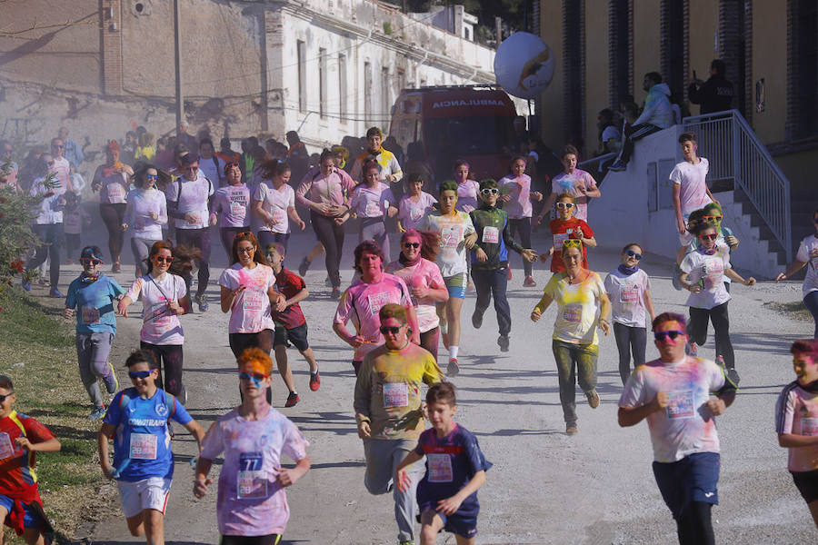 Han sido muchas las familias con niños que se han animado así a empezar el Día de Andalucía corriendo entre polvos de colores. En total, más de 4.000 personas