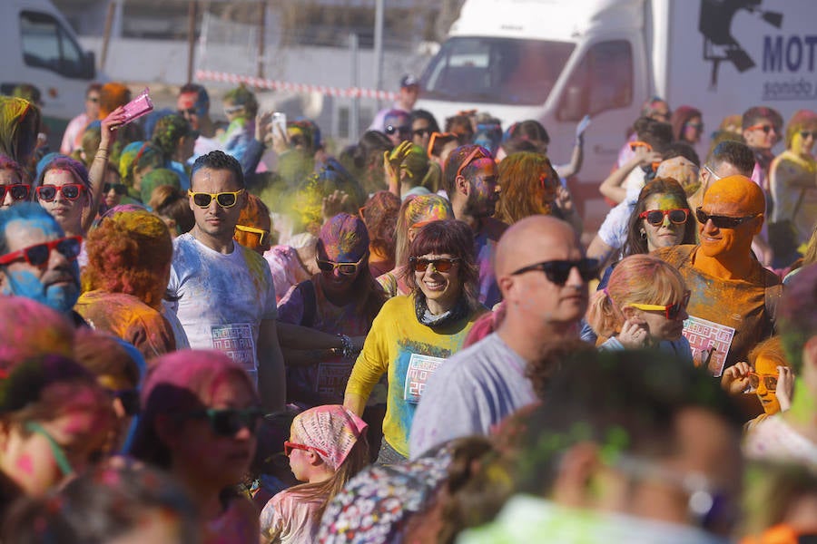 Han sido muchas las familias con niños que se han animado así a empezar el Día de Andalucía corriendo entre polvos de colores. En total, más de 4.000 personas