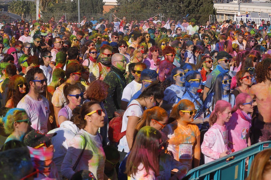 Han sido muchas las familias con niños que se han animado así a empezar el Día de Andalucía corriendo entre polvos de colores. En total, más de 4.000 personas