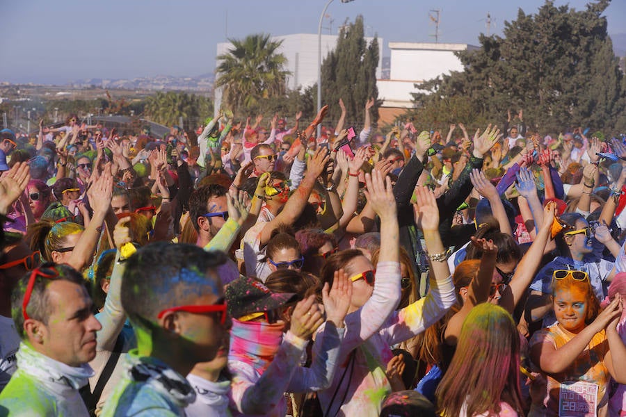 Han sido muchas las familias con niños que se han animado así a empezar el Día de Andalucía corriendo entre polvos de colores. En total, más de 4.000 personas