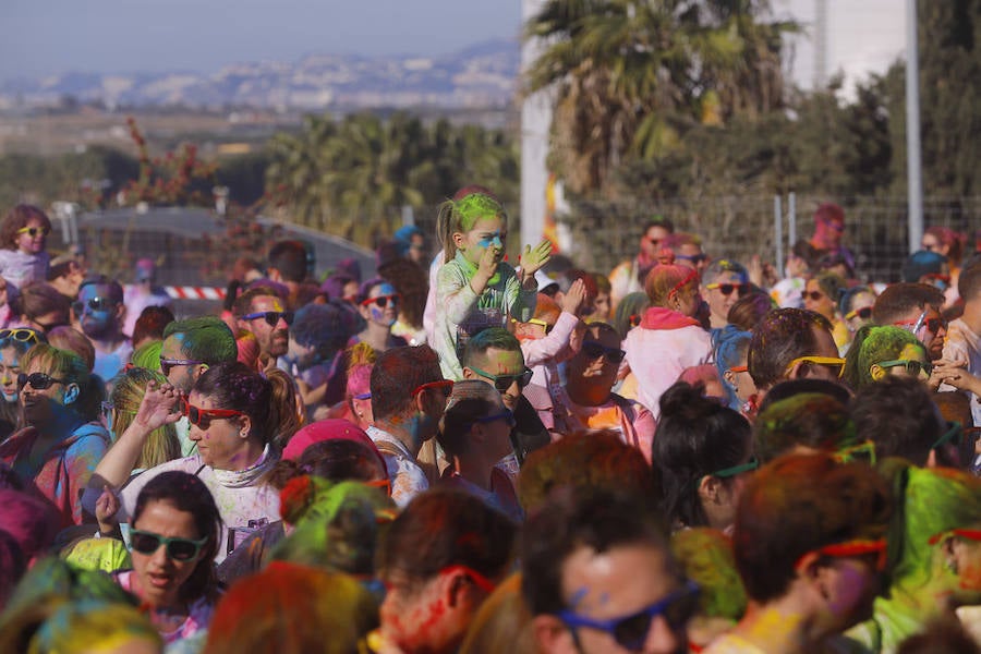 Han sido muchas las familias con niños que se han animado así a empezar el Día de Andalucía corriendo entre polvos de colores. En total, más de 4.000 personas