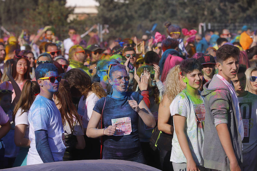 Han sido muchas las familias con niños que se han animado así a empezar el Día de Andalucía corriendo entre polvos de colores. En total, más de 4.000 personas