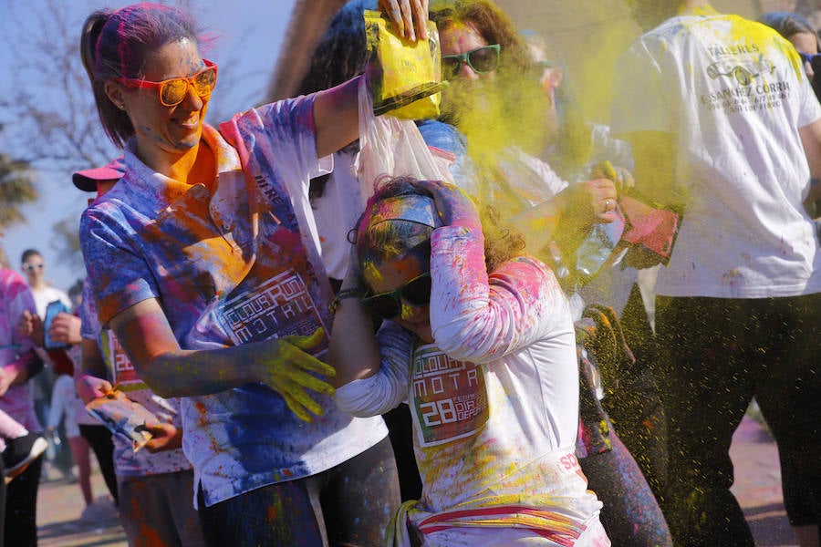 Han sido muchas las familias con niños que se han animado así a empezar el Día de Andalucía corriendo entre polvos de colores. En total, más de 4.000 personas