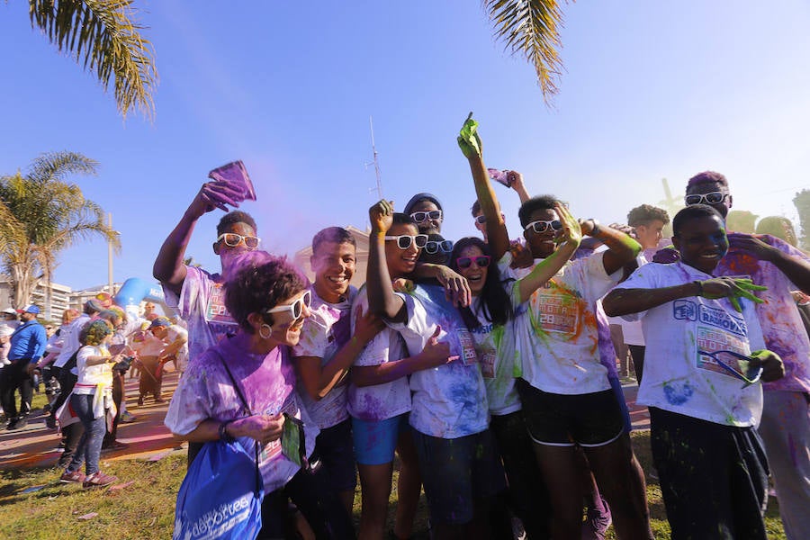 Han sido muchas las familias con niños que se han animado así a empezar el Día de Andalucía corriendo entre polvos de colores. En total, más de 4.000 personas