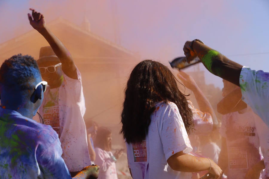 Han sido muchas las familias con niños que se han animado así a empezar el Día de Andalucía corriendo entre polvos de colores. En total, más de 4.000 personas