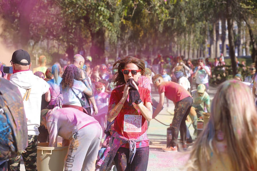 Han sido muchas las familias con niños que se han animado así a empezar el Día de Andalucía corriendo entre polvos de colores. En total, más de 4.000 personas