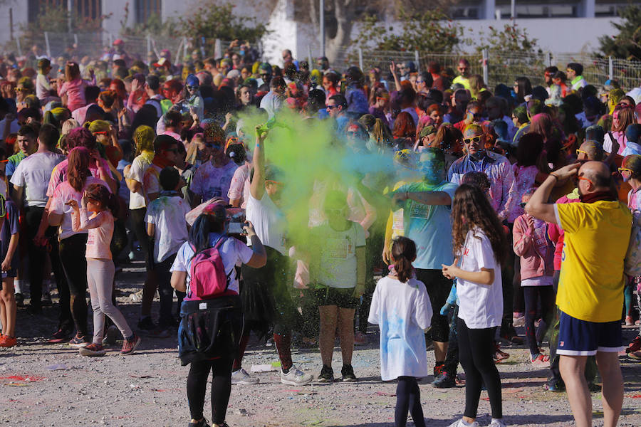 Han sido muchas las familias con niños que se han animado así a empezar el Día de Andalucía corriendo entre polvos de colores. En total, más de 4.000 personas