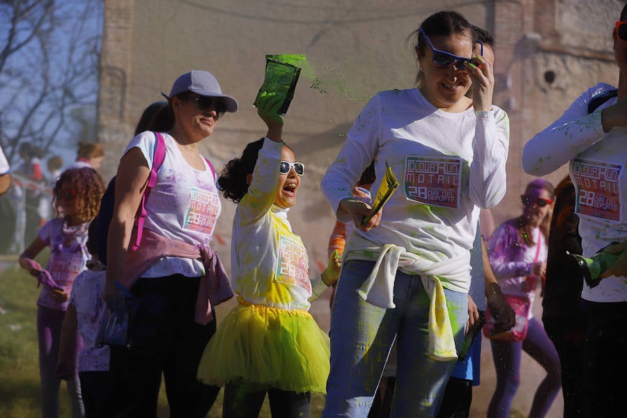 Han sido muchas las familias con niños que se han animado así a empezar el Día de Andalucía corriendo entre polvos de colores. En total, más de 4.000 personas