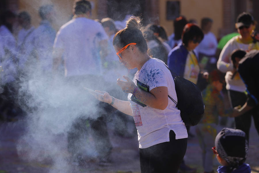 Han sido muchas las familias con niños que se han animado así a empezar el Día de Andalucía corriendo entre polvos de colores. En total, más de 4.000 personas