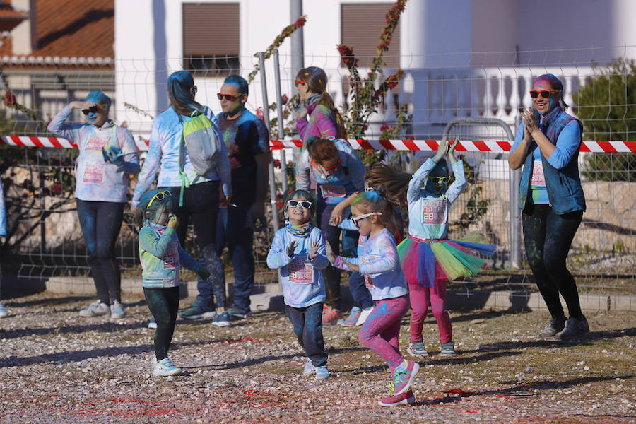 Han sido muchas las familias con niños que se han animado así a empezar el Día de Andalucía corriendo entre polvos de colores. En total, más de 4.000 personas