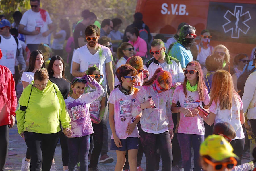 Han sido muchas las familias con niños que se han animado así a empezar el Día de Andalucía corriendo entre polvos de colores. En total, más de 4.000 personas