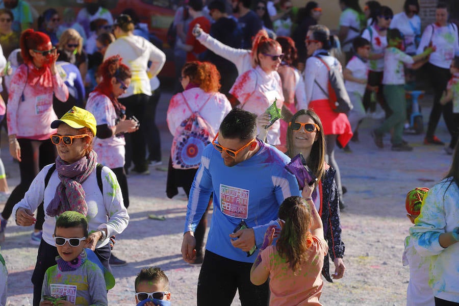 Han sido muchas las familias con niños que se han animado así a empezar el Día de Andalucía corriendo entre polvos de colores. En total, más de 4.000 personas