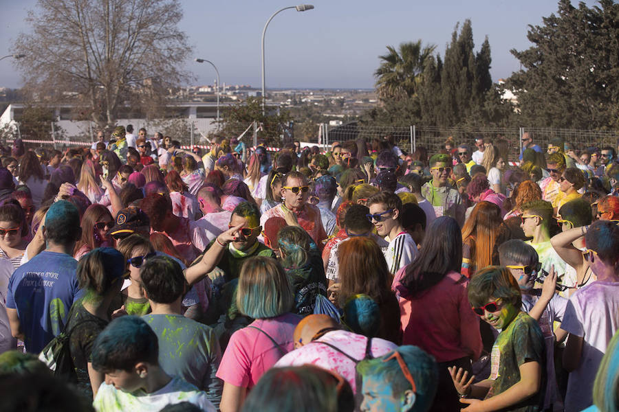 Han sido muchas las familias con niños que se han animado así a empezar el Día de Andalucía corriendo entre polvos de colores. En total, más de 4.000 personas